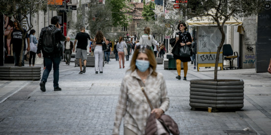 Αργία Αγίου Πνεύματος: Τι ισχύει αύριο για σούπερ μάρκετ, τράπεζες και εμπορικά καταστήματα