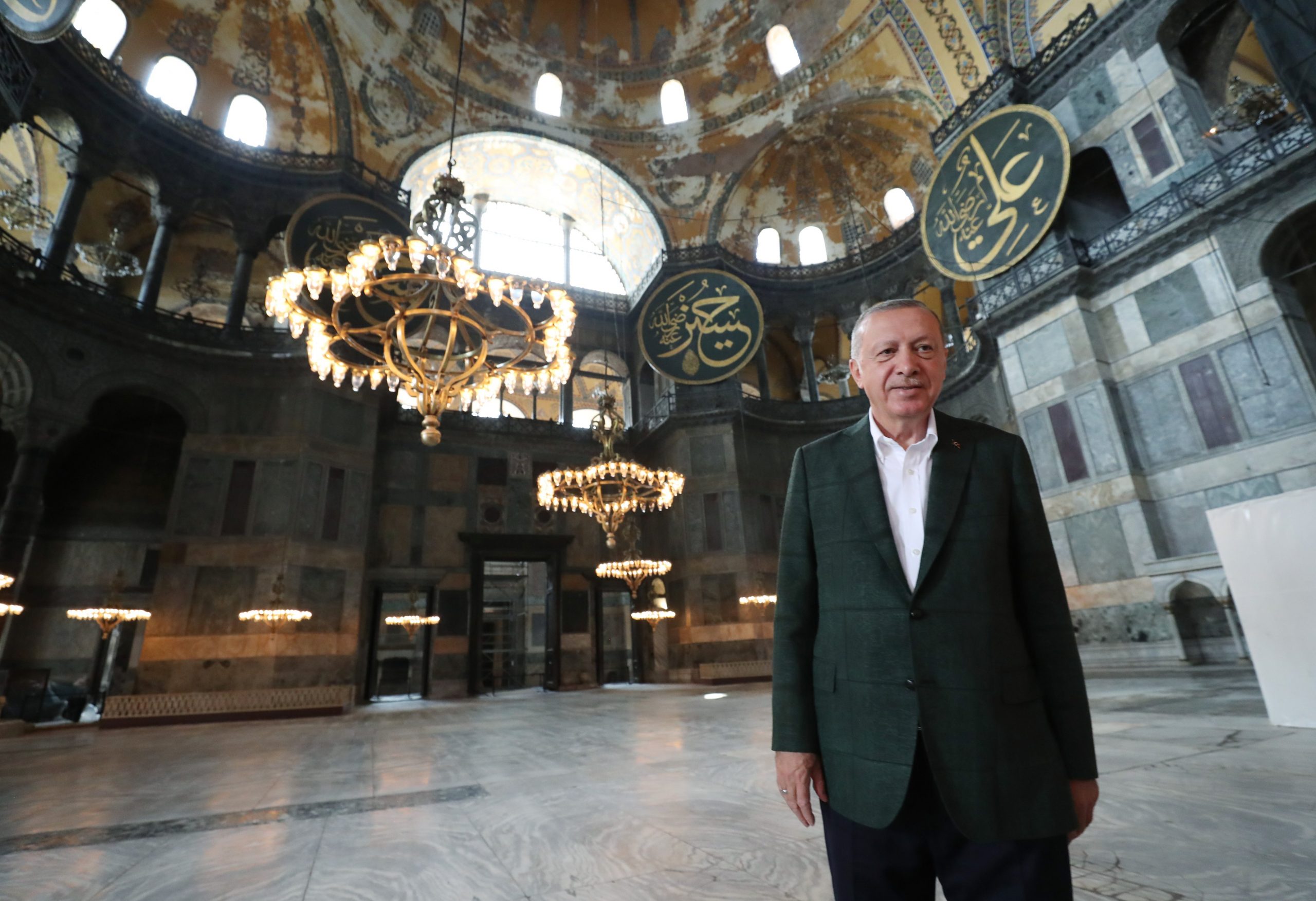 Σόου Ερντογάν μέσα στην Αγία Σοφία: «Επέβλεψε» τις εργασίες μετατροπής σε τζαμί