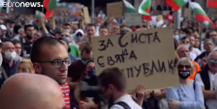 Τι συμβαίνει στη Βουλγαρία – Χιλιάδες πολίτες κατέβηκαν στους δρόμους