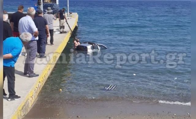 Αρκίτσα: Αυτοκίνητο έπεσε στη θάλασσα αντί να μπει στο γκαράζ πλοίου (video)