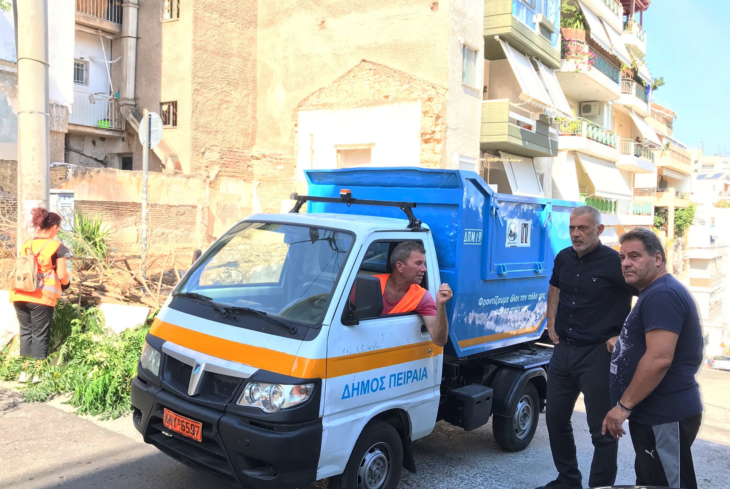 Δήμος Πειραιά: Επιχείρηση καθαρισμού στην οδό Αθανασίου Διάκου, στη Β΄ Δημοτική Κοινότητα (video)