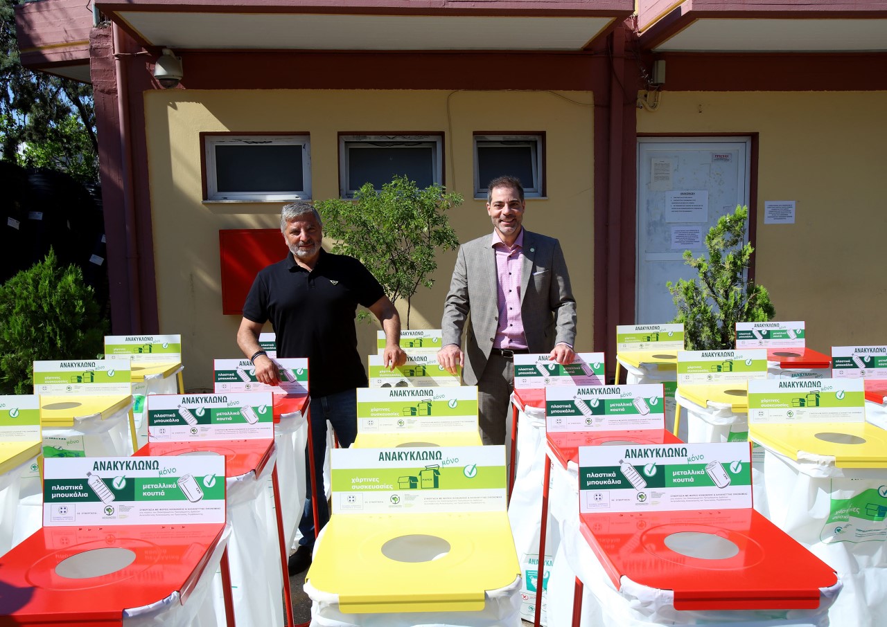 Παράδοση εξοπλισμού συλλογής βιοαποβλήτων και κάδων ανακύκλωσης στον Δήμο Αλίμου