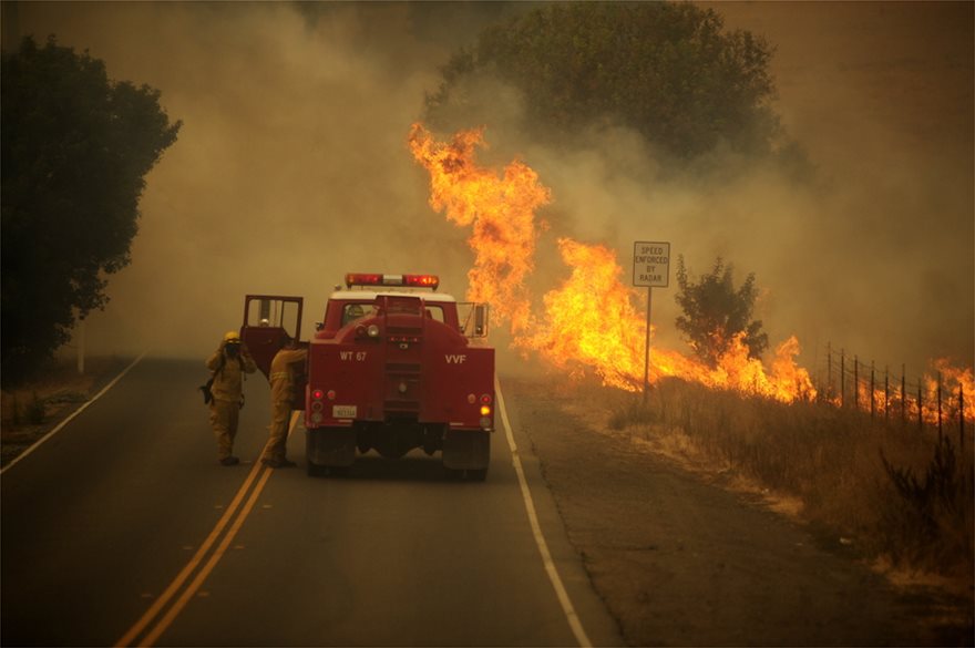 Καλιφόρνια: Μαίνονται οι πυρκαγιές – Δείτε εντυπωσιακό βίντεο με ΙΧ που περνάει μέσα από τις φλόγες