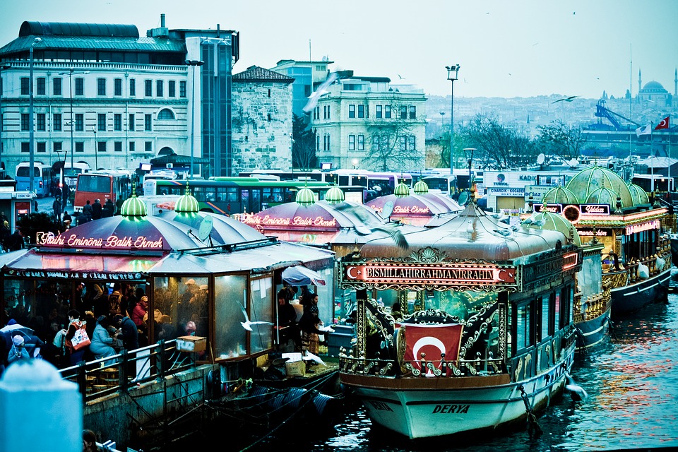 Χαστούκι Fitch σε Ερντογάν μία μέρα με τη φιέστα: Υποβάθμισε σε «αρνητική» την προοπτική της οικονομίας