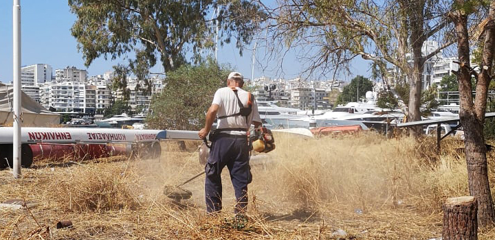 Δήμος Πειραιά: Εργασίες καθαρισμού στο λιμανάκι κάτω από την πλατεία Αλεξάνδρας (video)