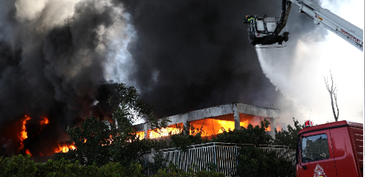 Μαίνεται η μεγάλη φωτιά σε εργοστάσιο στη Μεταμόρφωση – Οι καπνοί «έπνιξαν» την Αθήνα – Κλειστή η Αθηνών-Λαμίας