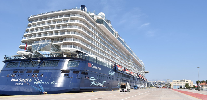 ΟΛΠ: Υποδοχή του κρουαζιερόπλοιου “Mein Schiff 6” στο λιμάνι του Πειραιά