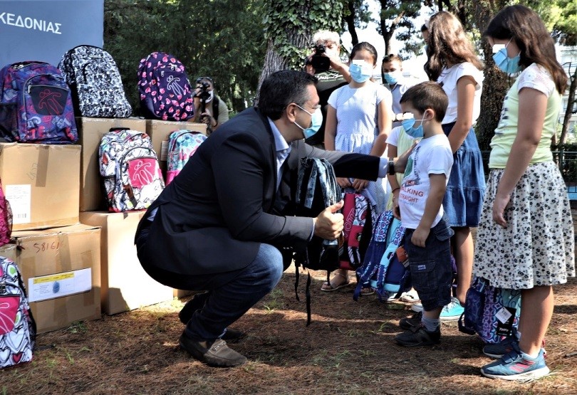 Ο Απ. Τζιτζικώστας παρέδωσε 1.244 σχολικές τσάντες για τα «πρωτάκια» των πολύτεκνων οικογενειών της Κεντρικής Μακεδονίας