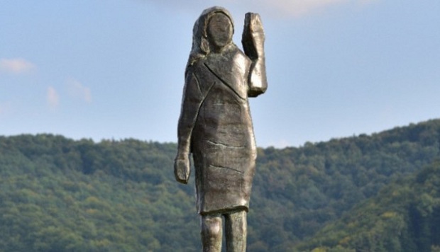 Ένα νέο μπρούτζινο άγαλμα της Πρώτης Κυρίας των ΗΠΑ Μελάνια Τραμπ παρουσιάστηκε κοντά στην πατρίδα της στη Σλοβενία