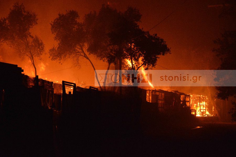 Εφιαλτική νύχτα στην Λέσβο: Στις φλόγες το ΚΥΤ της Μόριας
