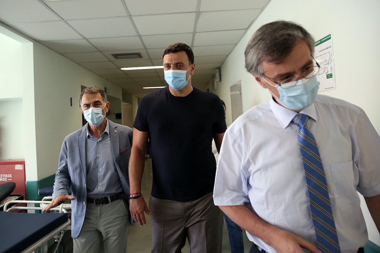 Τη νοσηλεύτρια που δέχτηκε επίθεση στο ΠΓΝ «Αττικόν» επισκέφθηκε ο Βασίλης Κικίλιας