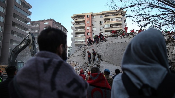 Τουρκία: Τουλάχιστον 25 νεκροί και 804 τραυματίες από τον ισχυρό σεισμό στο Αιγαίο – Οι έρευνες των σωστικών συνεργείων συνεχίζονται