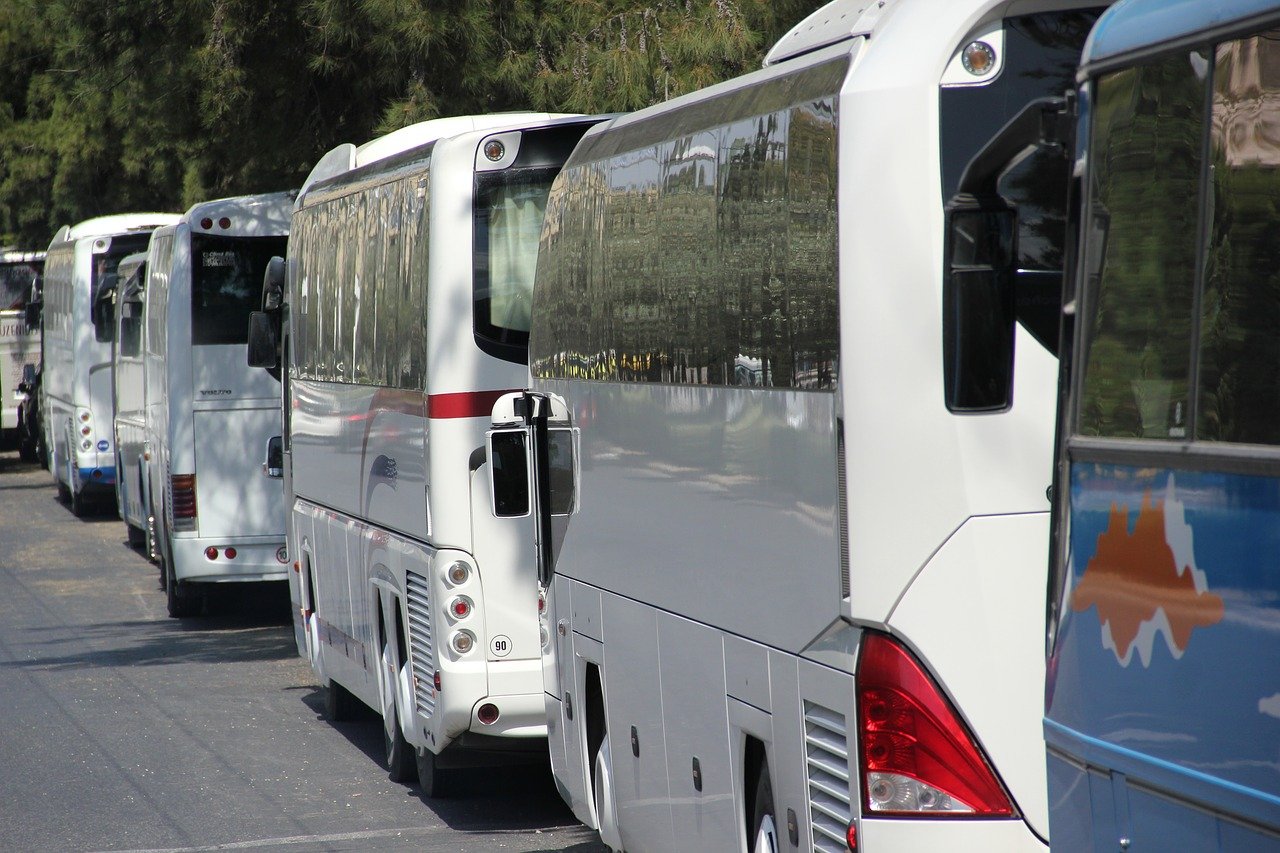 ΣΥΡΙΖΑ: «Εξαιρείται η πλειοψηφία των τουριστικών λεωφορείων από τα μέτρα ενίσχυσης του Υπουργείου Τουρισμού»