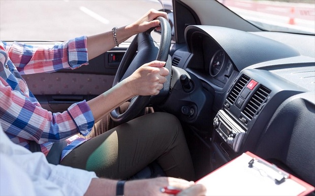 Yπουργείο Μεταφορών: Από τα 17 στο τιμόνι, συνοδεία ενηλίκου – Τι προβλέπει το νέο νομοσχέδιο «Οδηγώντας με Ασφάλεια»
