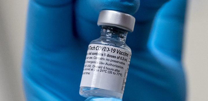 Νέα στοιχεία για την αποτελεσματικότητά του εμβολίου της Pfizer – Τι ρόλο παίζει η ηλικία – Ο Μόσιαλος εξηγεί