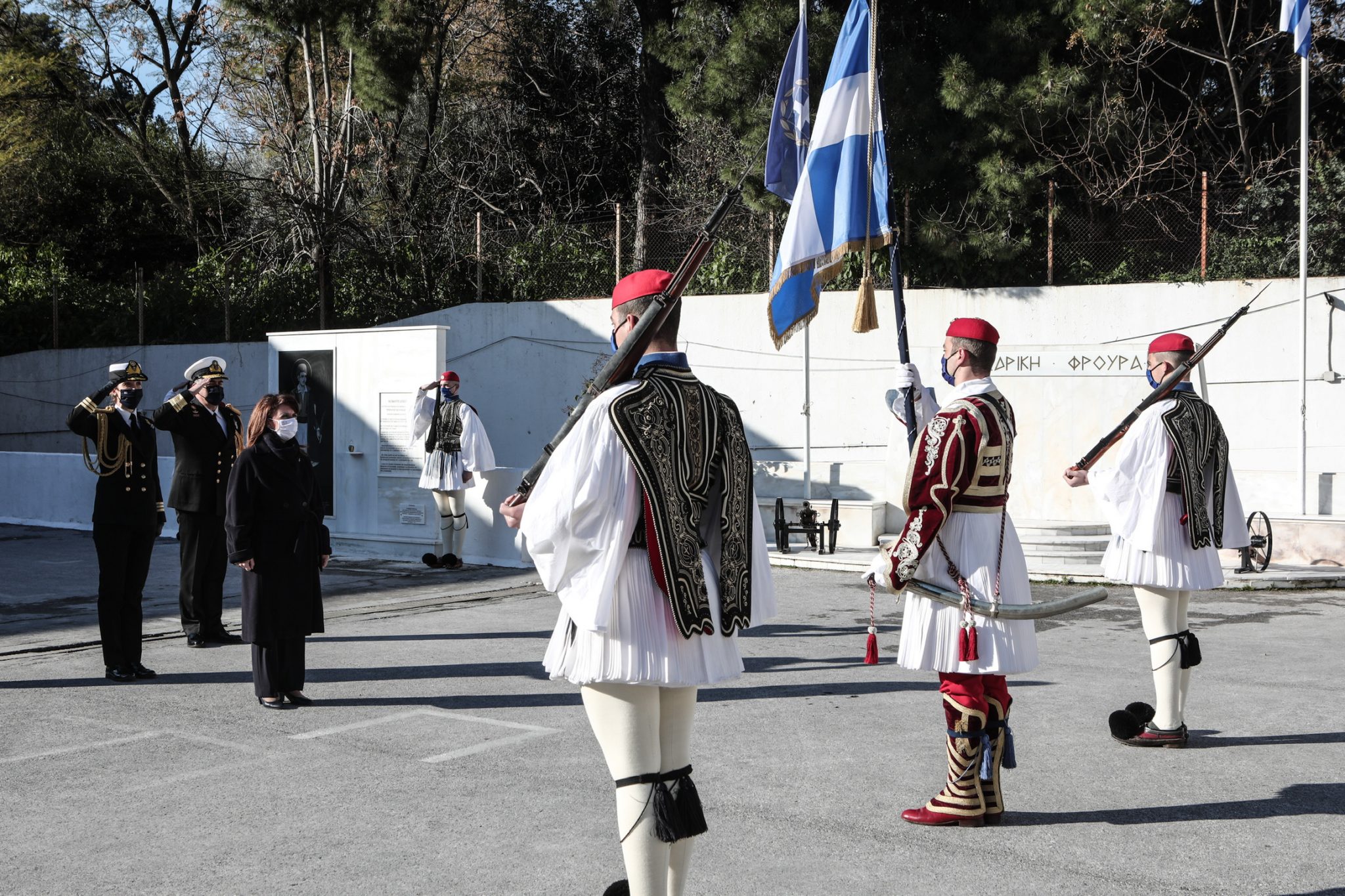 Κ. Σακελλαροπούλου: Θεματοφύλακες της ιστορικής μας μνήμης οι εύζωνες