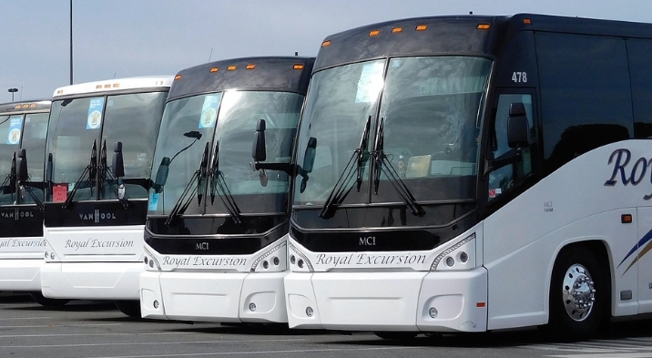 ΥΠΟΙΚ: Μειώνονται τα τέλη κυκλοφορίας για τα τουριστικά λεωφορεία