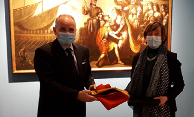 Η Πρέσβης του Βελγίου κ. Françoise Gustin παρέδωσε στο Μουσείο Φιλελληνισμού σημαία που δωρίζει το Κοινοβούλιο του Βελγίου