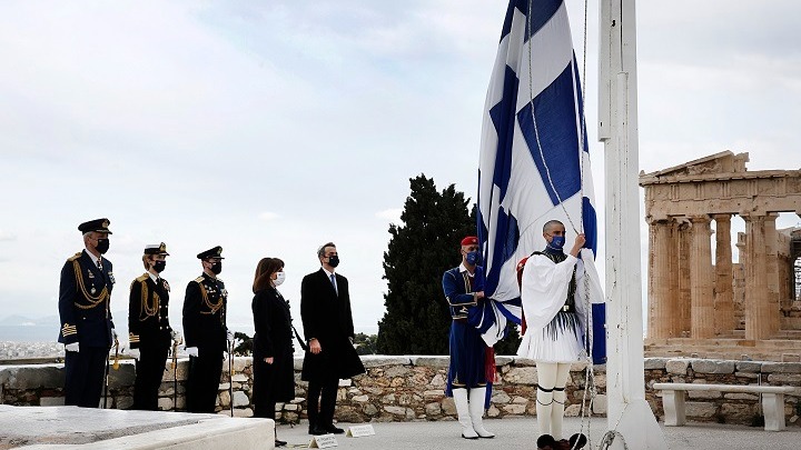 Παρουσία της ΠτΔ και του πρωθυπουργού η τελετή έπαρσης της σημαίας στον Ιερό Βράχο Ακρόπολης (video)