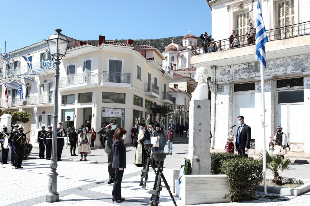 Η ΠτΔ Άικ. Σακελλαροπούλου στην Άμφισσα στον εορτασμό της επετείου απελευθέρωσης του Κάστρου των Σαλώνων