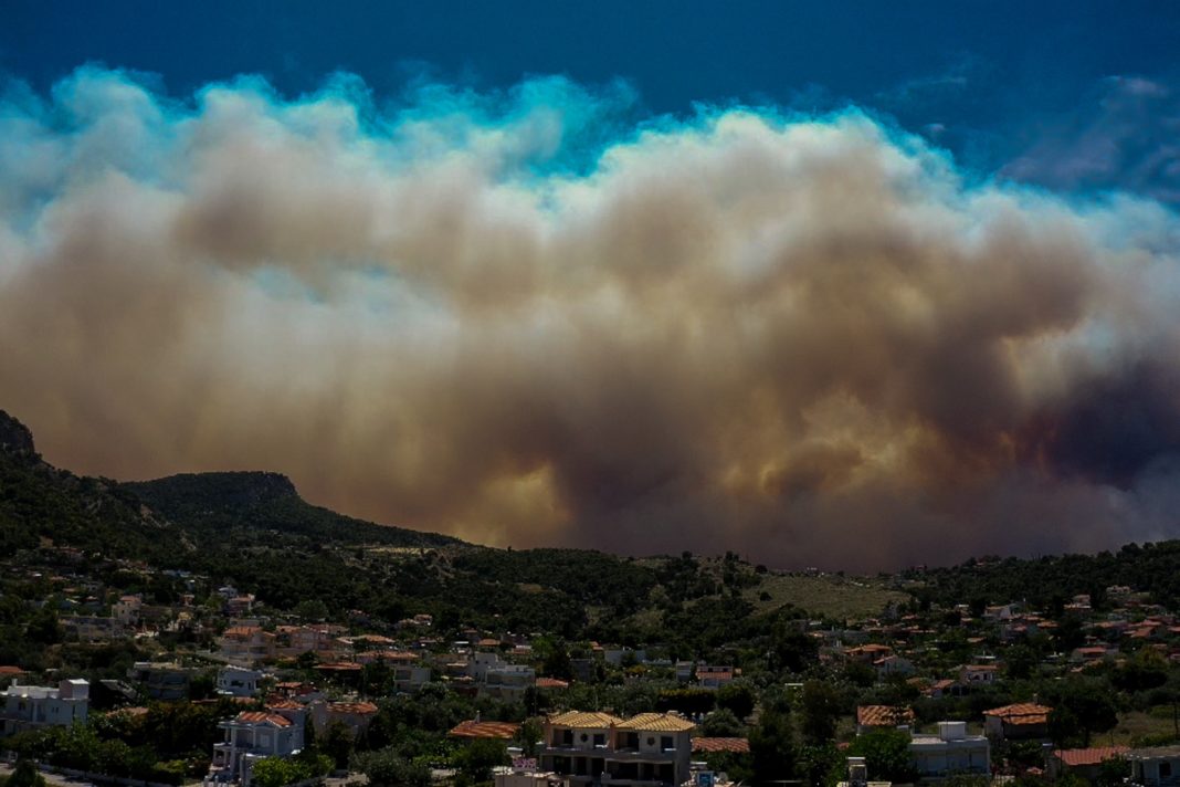 Νέο μήνυμα του 112: Απομάκρυνση των πολιτών από την ευρύτερη περιοχή του οικισμού Αιγειρούσες- Ντουράκος – Κορινθία: Συνεχείς αναζωπυρώσεις λόγω της ενίσχυσης των ανέμων