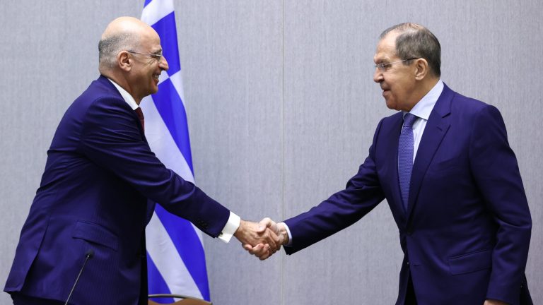 Κοινές δηλώσεις Δένδια-Λαβρόφ: Επιθυμία της Ελλάδας η αποκατάσταση των σχέσεων ΕΕ-Ρωσίας