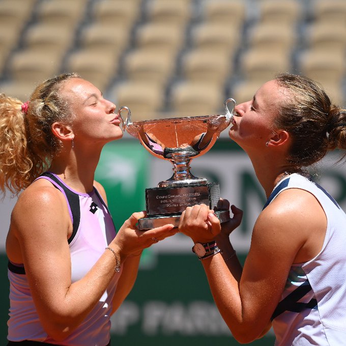 Roland Garros: Πήραν το διπλό οι Κρεϊτσίκοβα- Σινιάκοβα