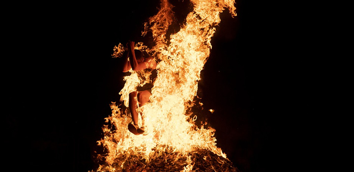 “Το έθιμο του Κλήδονα” σήμερα και ανάβουν φωτιές σε Ροβιές και Αιδηψό