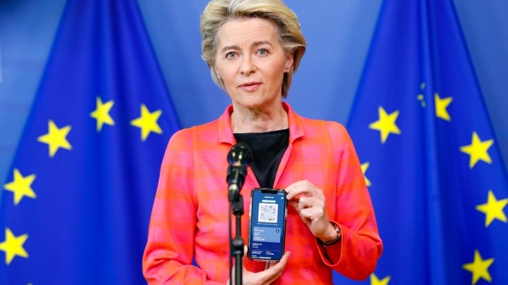 H Πρόεδρος της Κομισιόν ανακοίνωσε ότι ξεκινά την περιοδεία της στις ευρωπαϊκές πρωτεύουσες με το πιστοποιητικό… στο χέρι
