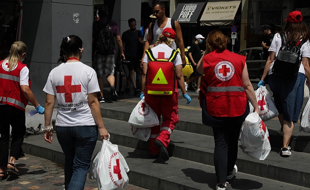 Ο Ελληνικός Ερυθρός Σταυρός οργανώνει νέα δράση στήριξης αστέγων εν μέσω καύσωνα