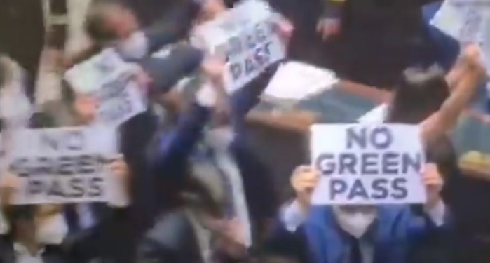 Ιταλία: Σκηνές χάους στη Βουλή – Διαμαρτυρία με πλακάτ!