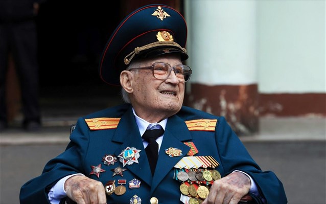 «Νίκησα ξανά τον θάνατο στα 102 μου» λέει Ρώσος βετεράνος που θεραπεύτηκε από την covid-19