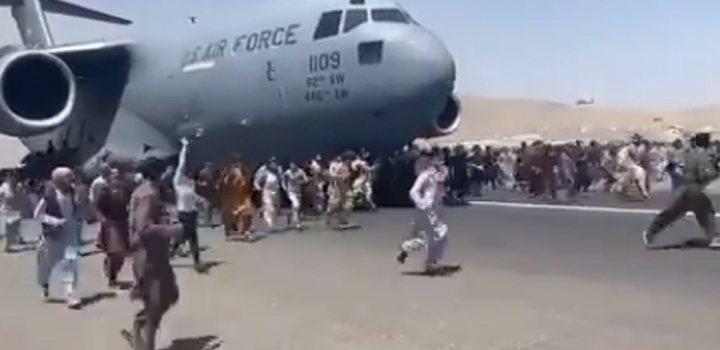 Βίντεο φέρεται να δείχνει ανθρώπους να πέφτουν στο κενό από αεροπλάνο που απογειώνεται από την Καμπούλ