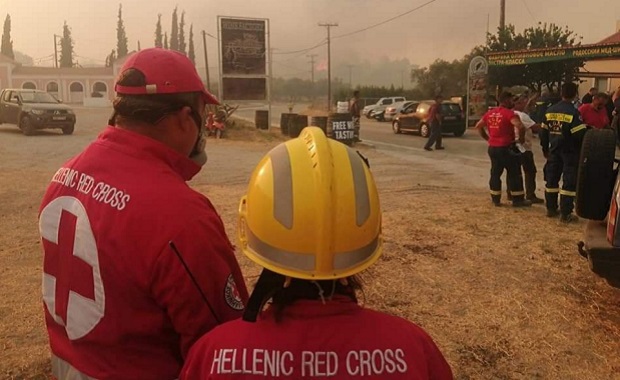 Ολονύχτια συνδρομή του Ελληνικού Ερυθρού Σταυρού στο μέτωπο της φωτιάς στην Βαρυμπόμπη