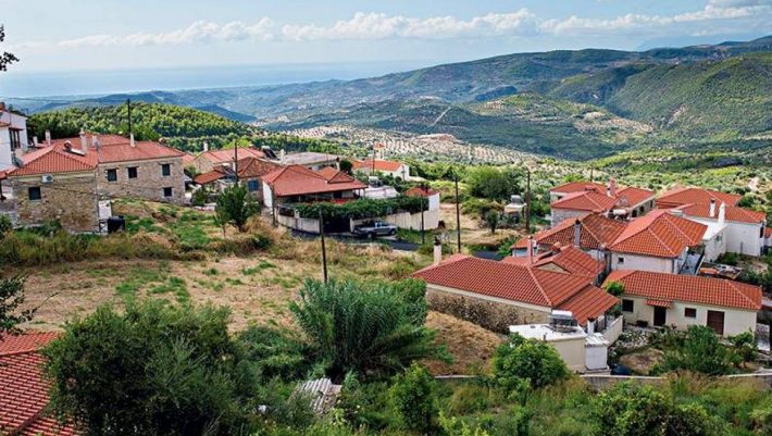 Το χωριό – στολίδι στην Πελοπόννησο με τα 73 νεόκτιστα σπίτια που οι άνθρωποι του δεν αντέχουν να κατοικήσουν!