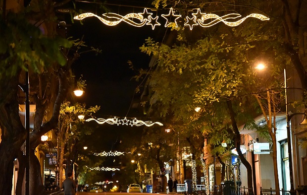 Το Λαϊκό Λαχείο έφερε τη λάμψη των Χριστουγέννων στην Π. Ιωκακείμ – Δείτε τον εορταστικό φωτισμό στην κεντρική οδό του Κολωνακίου