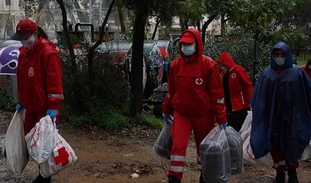 Ο Ελληνικός Ερυθρός Σταυρός στηρίζει εκ νέου τους άστεγους της Αθήνας λόγω των χαμηλών θερμοκρασιών