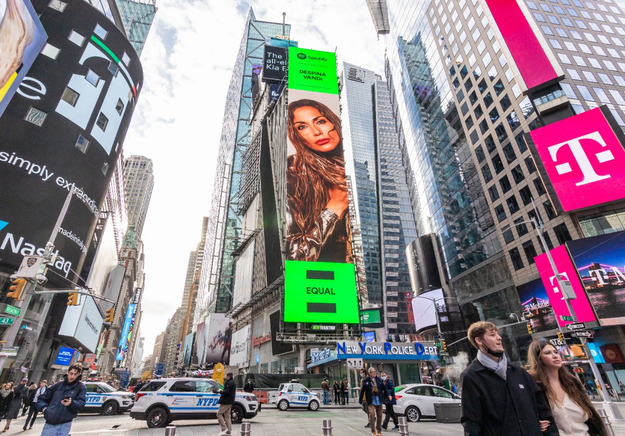 Δέσποινα Βανδή: Μπήκε σε billboard στην Times Square! – video
