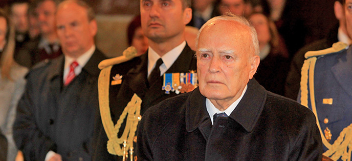 Με τιμές αρχηγού κράτους η κηδεία του Κάρολου Παπούλια – Τριήμερο δημόσιο πένθος
