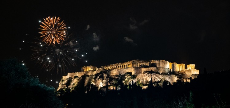 Με ένα λαμπερό υπερθέαμα στην πλατεία Συντάγματος η Αθήνα υποδέχθηκε το 2023
