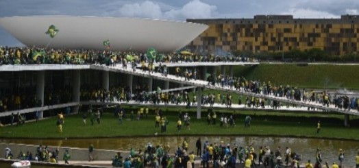 Βραζιλία: Εισβολή υποστηρικτών του Μπολσονάρου στο Κογκρέσο, το προεδρικό Μέγαρο και το Ανώτατο Δικαστήριο
