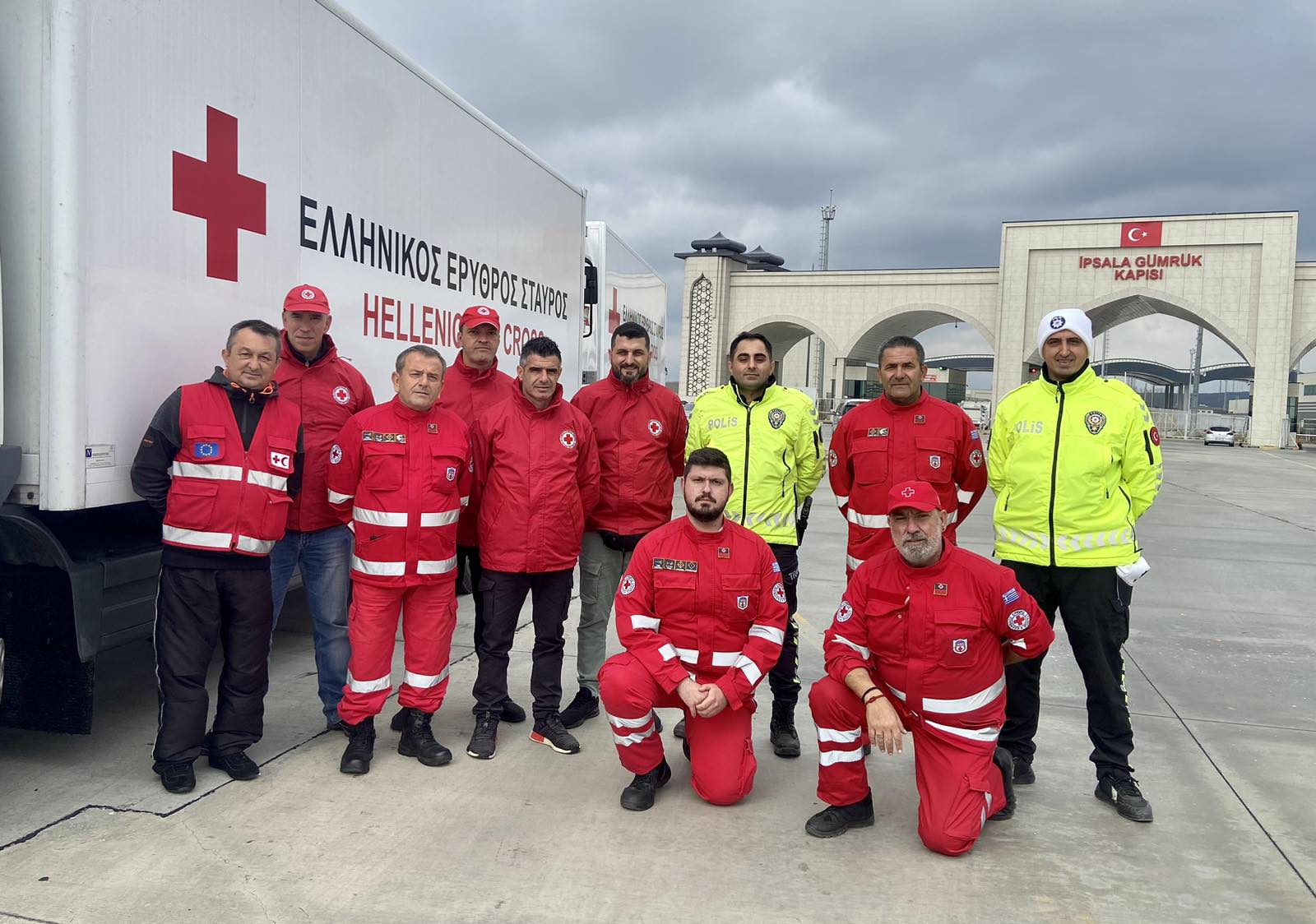 Με χειροκτήματα υποδέχονται τη 2η ανθρωπιστική αποστολή του Ελληνικού Ερυθρού Σταυρού οι Τούρκοι πολίτες