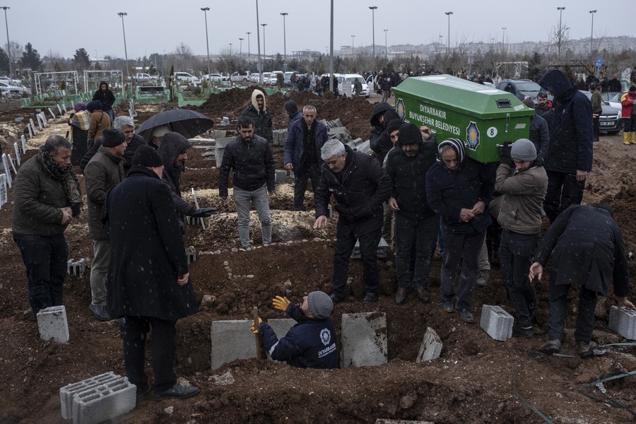 Τούρκος καθηγητής σεισμολογίας: Ένα κλάσμα οι 15.000 νεκροί, 180.000 οι εγκλωβισμένοι – Μην ξαναχτίσετε στο ίδιο μέρος