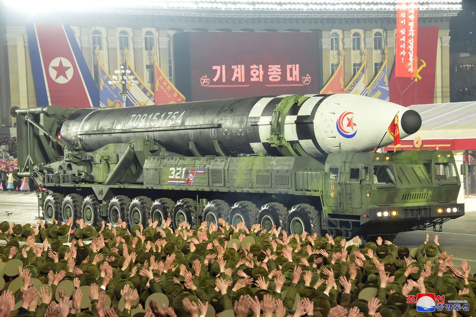 Η Βόρεια Κορέα επιδεικνύει τον μεγαλύτερο αριθμό πυρηνικών πυραύλων από ποτέ σε νυχτερινή παρέλαση!