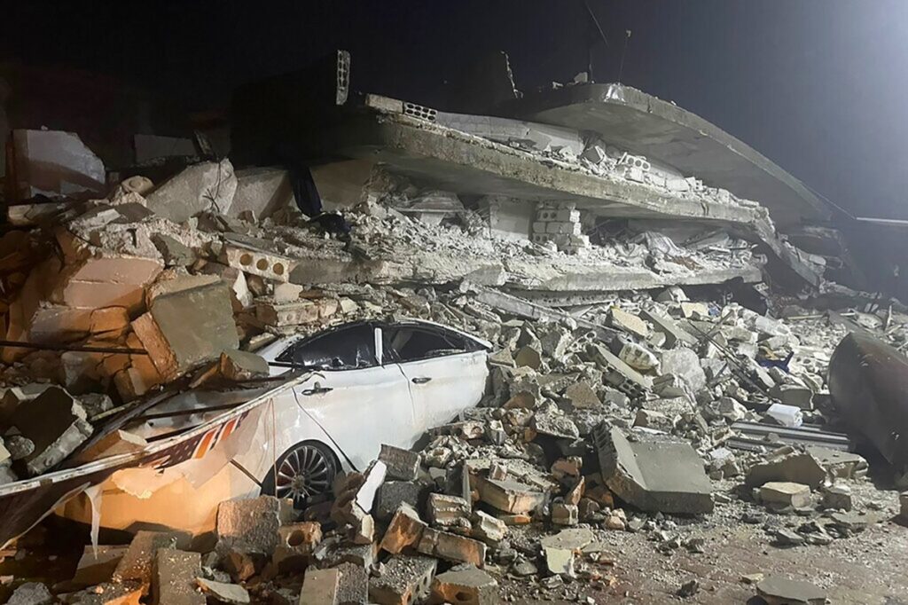 Ισχυρός σεισμός 7,8 Ρίχτερ στην Τουρκία κοντά στη Συρία – Εκατοντάδες νεκροί και παγιδευμένοι στα συντρίμμια