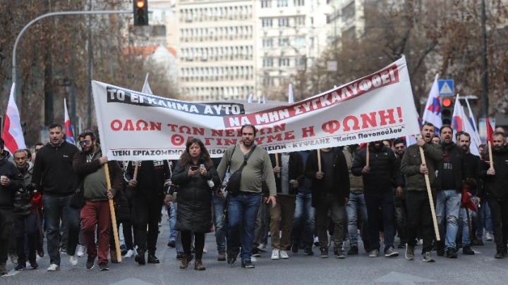 Σε εξέλιξη οι απεργιακές συγκεντρώσεις ΓΣΕΕ και ΑΔΕΔΥ στην Αθήνα – Συλλαλητήρια σε όλη τη χώρα