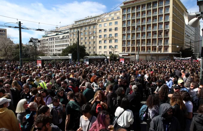 Δεκάδες χιλιάδες διαδηλωτές στο κέντρο της Αθήνας για τα Τέμπη