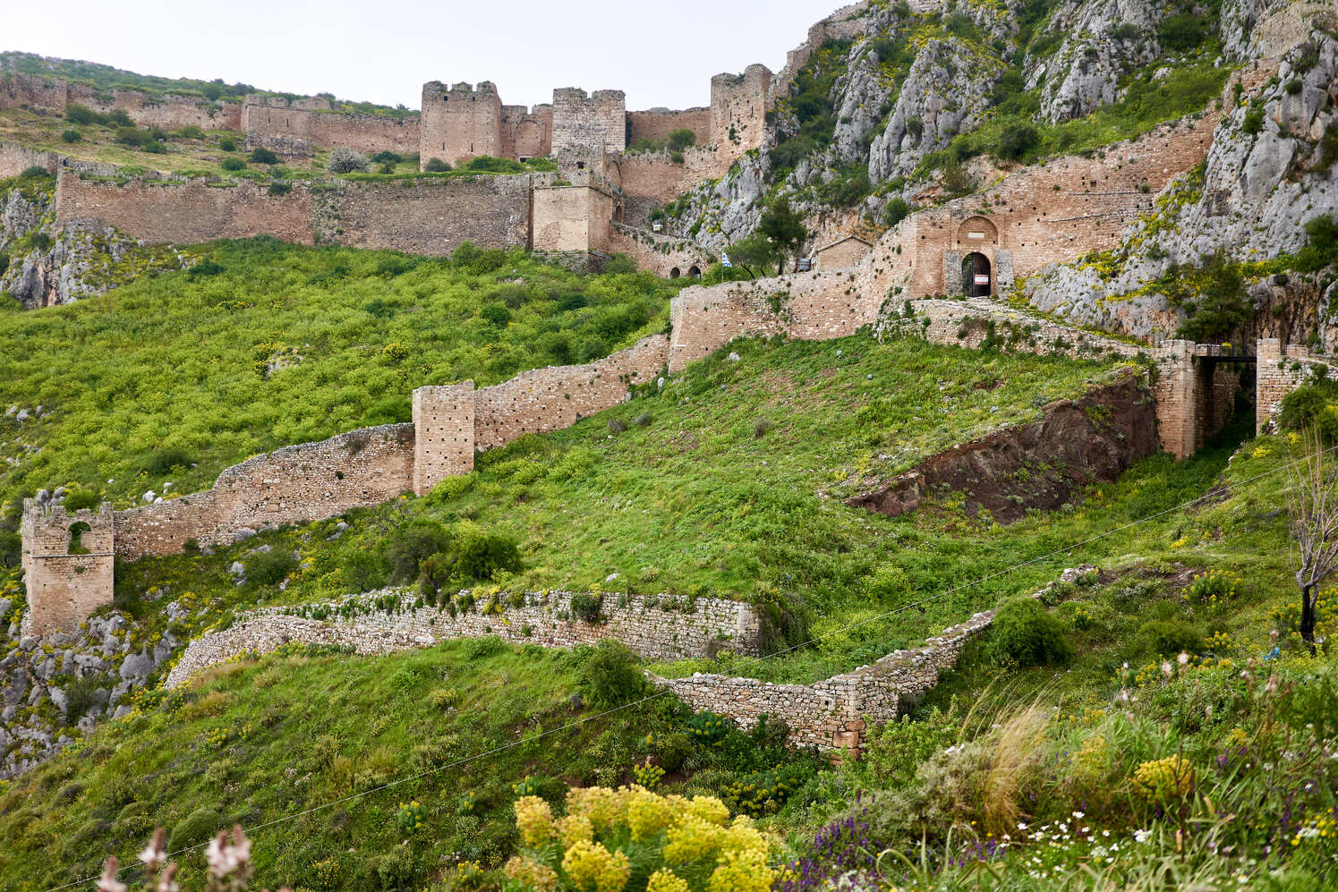 Φωτίζεται και πάλι το Κάστρο Ακροκορίνθου