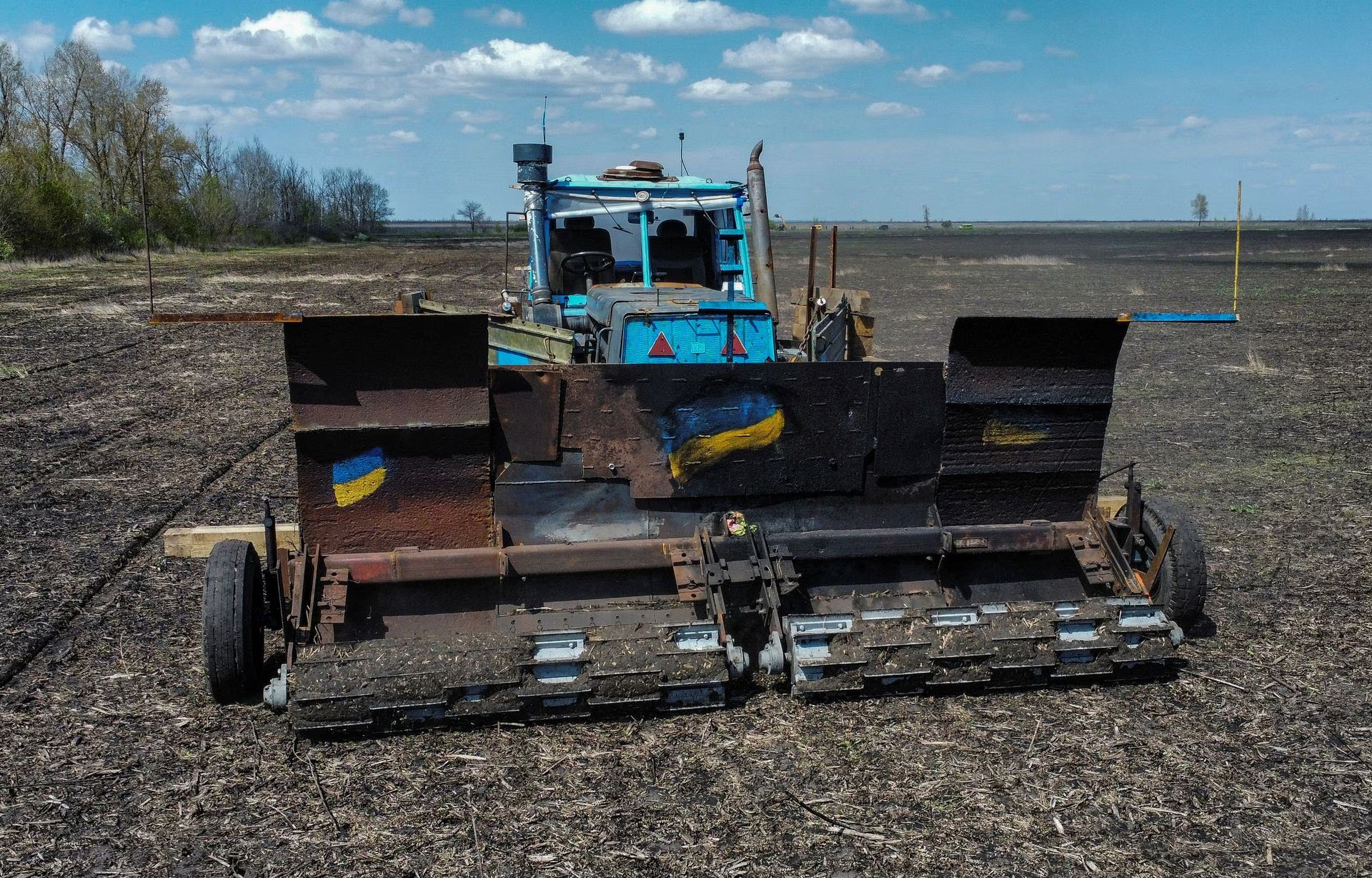 Tρακτέρ drone! Ουκρανός αγρότης βρήκε τρόπο να αποναρκοθετήσει τα χωράφια του (video)