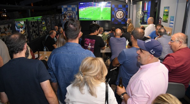 Ποδοσφαιρική φιέστα για τον τελικό του Champions League σε κατάστημα ΟΠΑΠ στο Γαλάτσι – Μια ξεχωριστή βραδιά με ποδοσφαιρική δράση, εκπλήξεις και πολλά δώρα